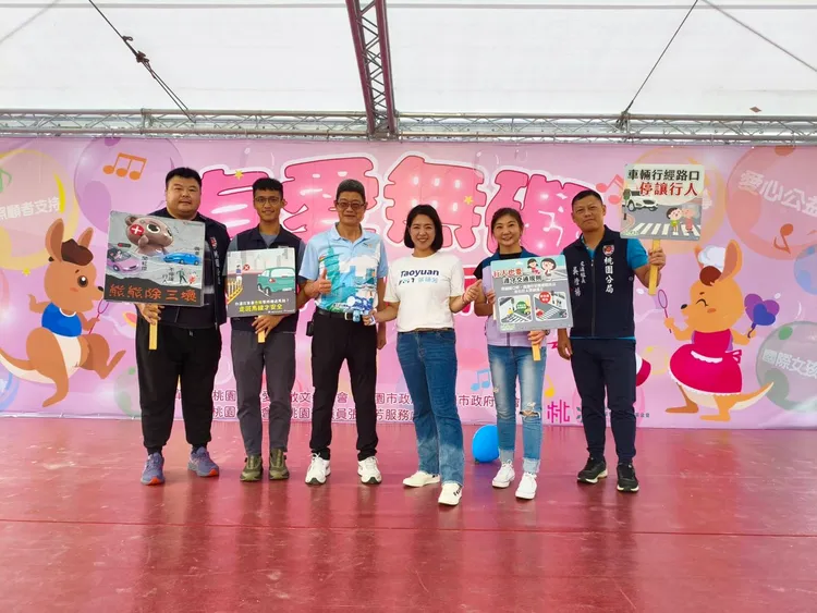 活動舞台上設計泡泡達人互動秀、川劇變臉等節目，吸引大批親子到場同樂，警方也針對「車輛慢看停 行人安全行」及「人本交通 停讓文化」等主題加強對民宣導。翻攝畫面