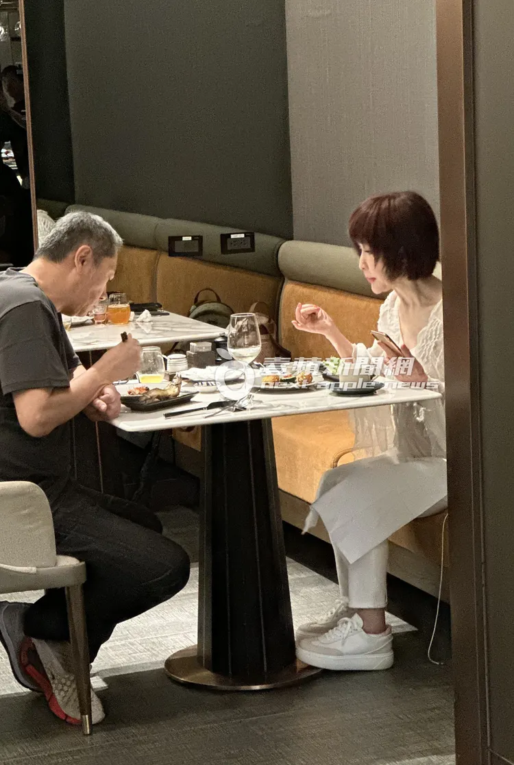 潘迎紫坐在開放式的空間用餐，成為格外醒目的「嬌」點。林丞偉攝