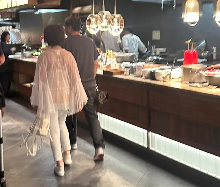 潘迎紫與熟男並肩離去。林丞偉攝