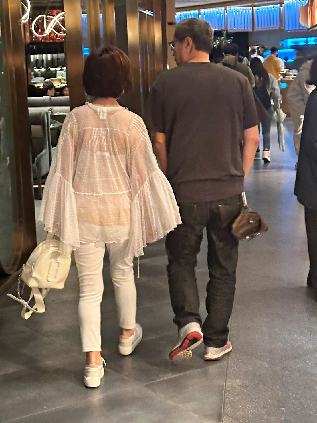 潘迎紫與熟男一同離開餐廳。林丞偉攝