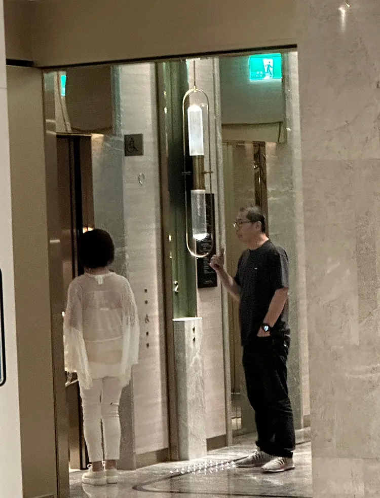 熟男與潘迎紫道別。林丞偉攝