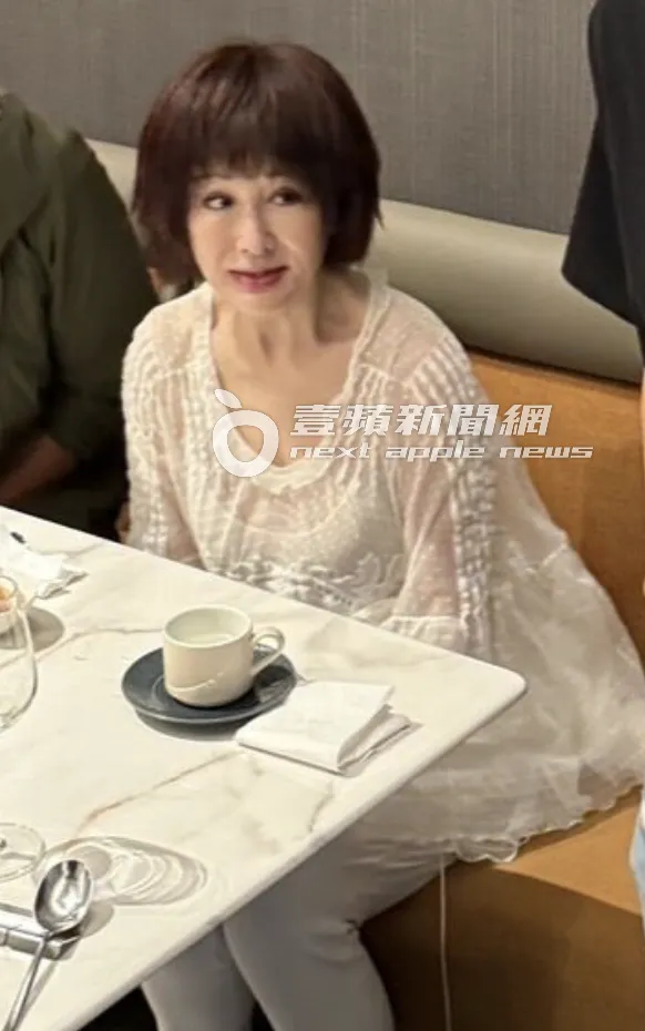 潘迎紫桌上的飲料僅是溫開水。林丞偉攝