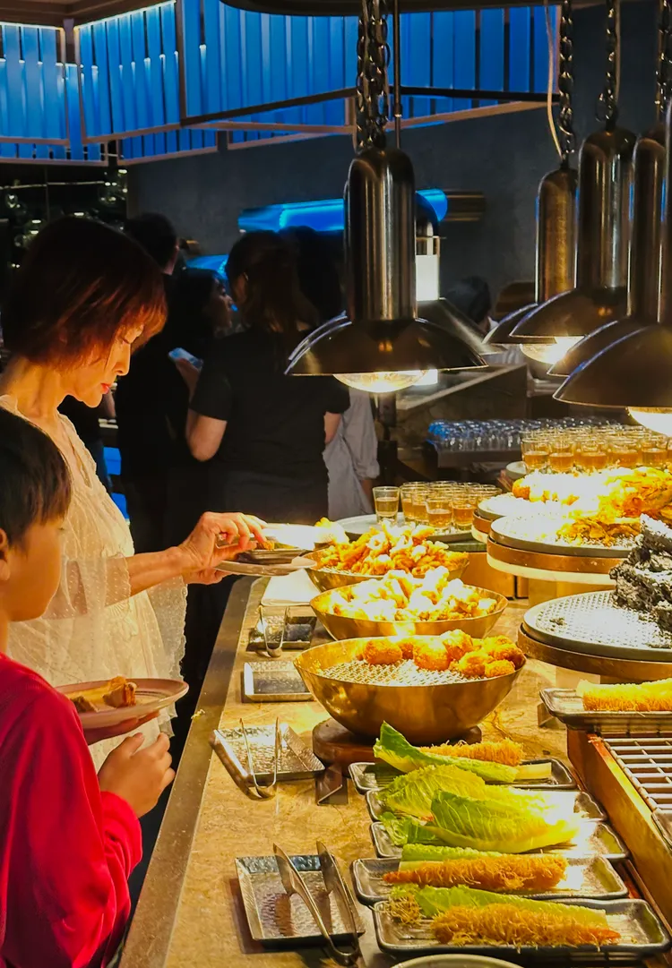 潘迎紫夾取炸蝦、牡蠣等炸物。林丞偉攝