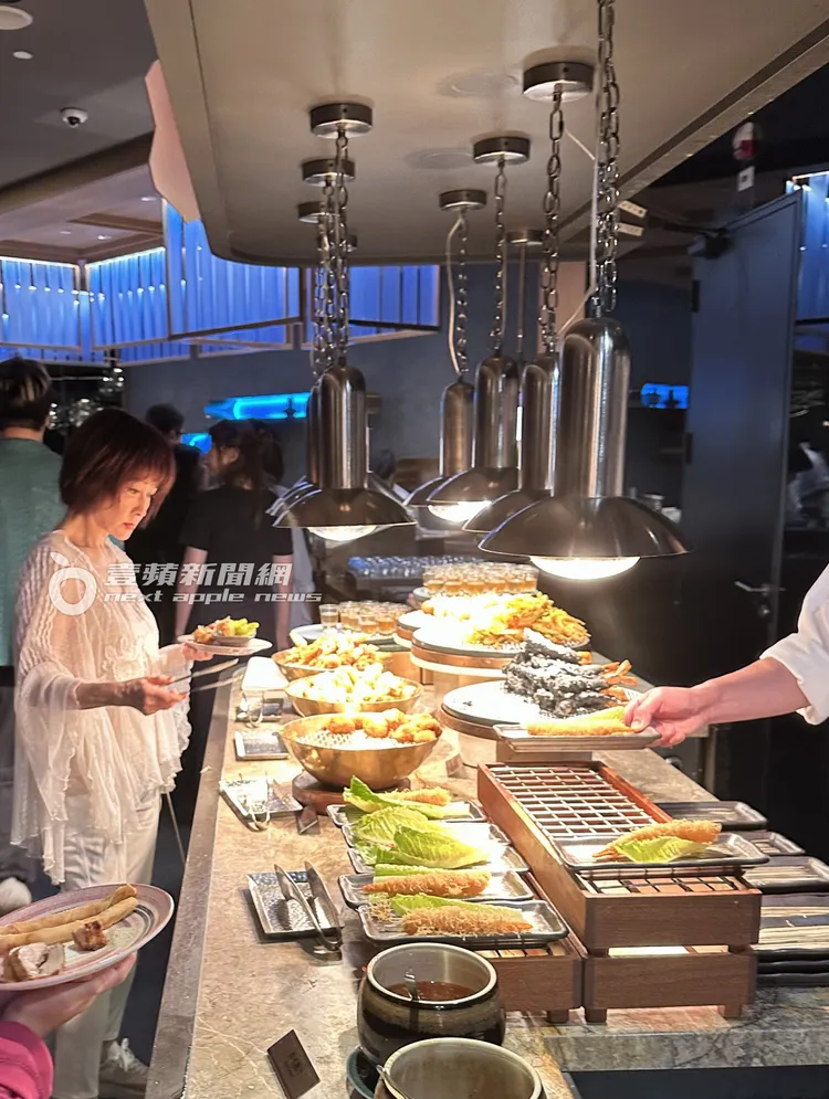 潘迎紫排隊取用炸物。林丞偉攝