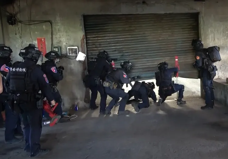警方對製毒工廠進行攻堅。民眾提供