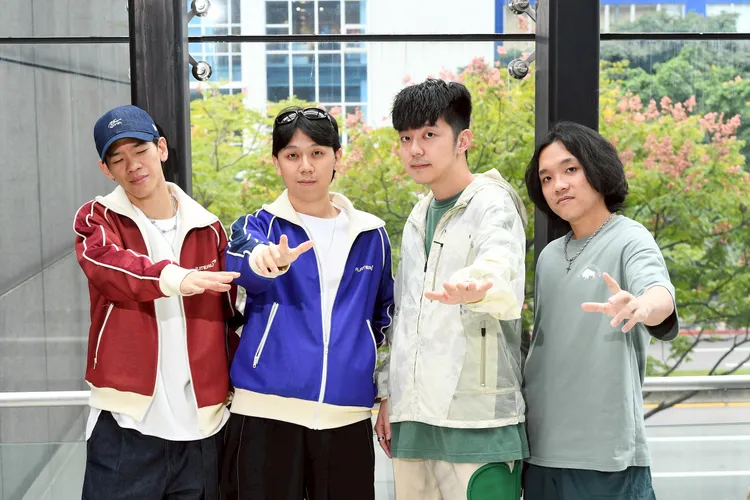 (左起)贝斯手欧易、吉他手沈裕纮(阿舍、主唱魏裕铭(魏斯理)鼓手陈羿玮(一尾)。三立提供