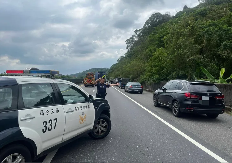 警方獲報後立刻派員趕往現場指揮交通。翻攝照片