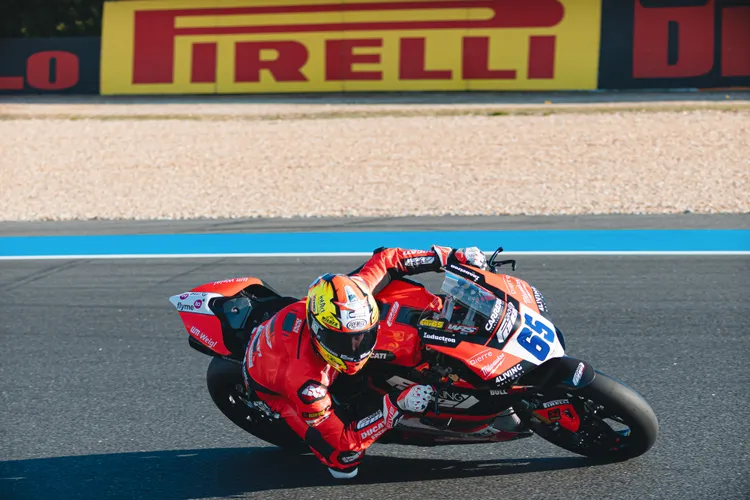 在WorldSBK組別中，車手可從三種前胎方案中選擇：硬質SC2，以及兩款中硬膠料SC1。倍耐力輪胎提供