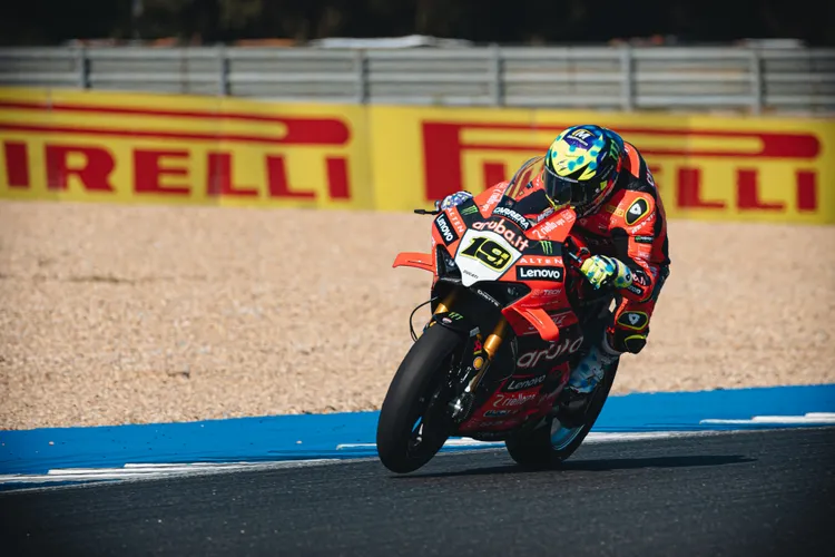 倍耐力E0672前胎在上週Estoril首度亮相後獲得廣泛好評，但仍需要在更高前輪負載的賽道上做進一步驗證。倍耐力輪胎提供