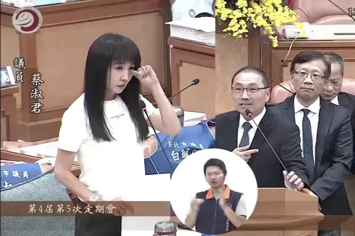 蔡淑君今年6月間質詢市長侯友宜時，曾為有久居林口的母親陳情小孩上不了學而哽咽落淚，如今文小五順利成校，她成了幕後最大推手。翻攝畫面