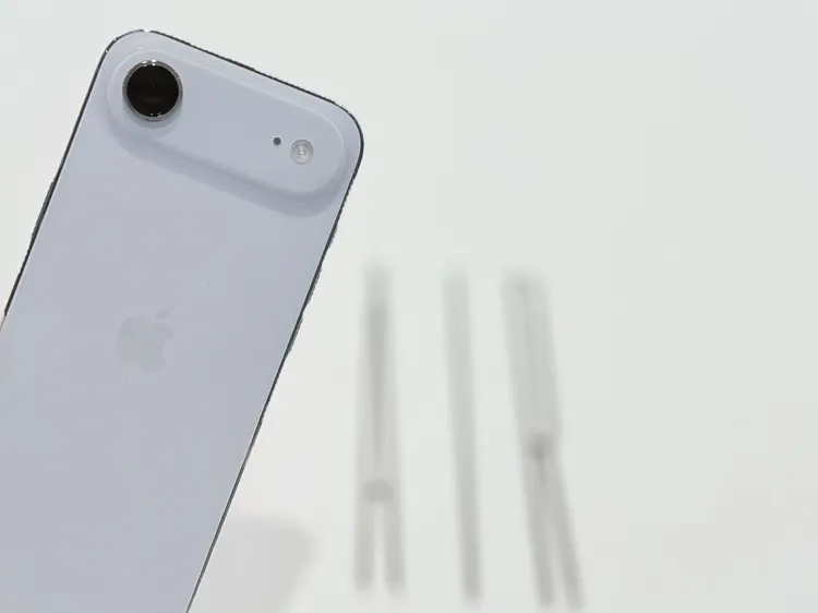 外媒先前传出iPhone Air面临停产疑云,然最新分析指出,苹果生产计划维持不变,市场需求仍具信心。赵筱文摄