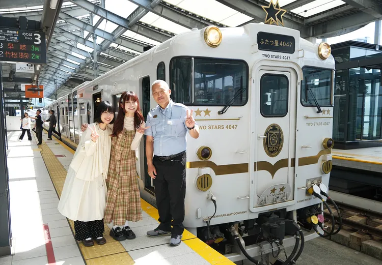 碧海（左起）、Yabe和列車長合影。麥卡貝網路電視X公視+提供