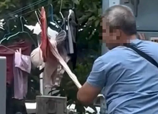 色阿北路边偷女性内衣全都录！影片上架勾出一堆被害人　出庭无耻睡翻