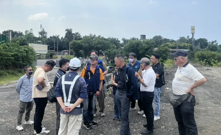 張家興副秘書長隨即率同環保局、都市發展局及水利局前往現場會勘。翻攝畫面