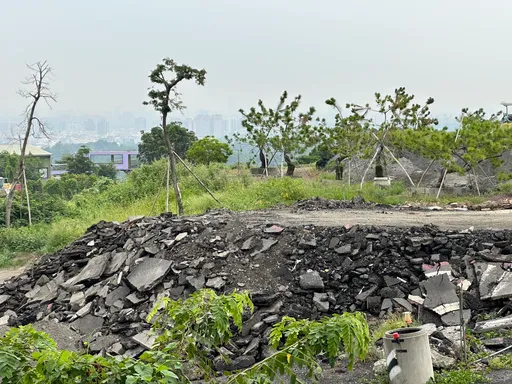 議員爆高雄小港大坪頂遭堆置廢瀝青!市府急查竟是汙水工程 因這事要開罰