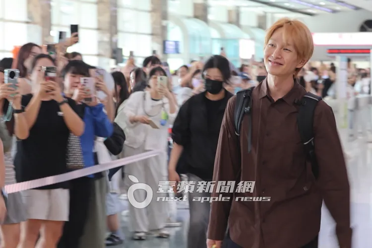 溫流看到粉絲露出燦笑。特勤中心攝