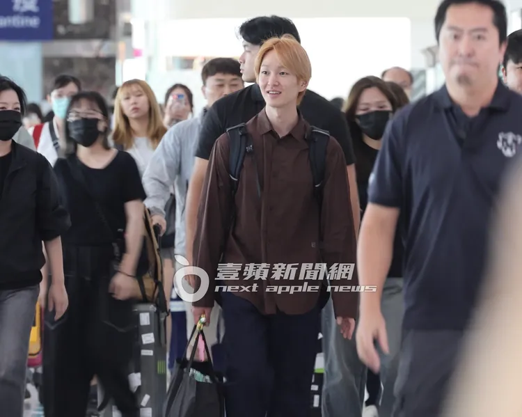 溫流染了一頭金髮，2度造訪高雄。特勤中心攝