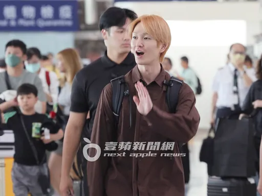SHINee温流抢先BLACKPINK空降小港!挥手灿笑见一幕面露歉意