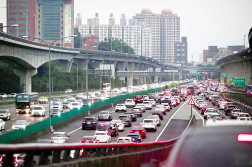 光復節連假國道車流爆1.3倍 快筆記!這些匝道封閉與高乘載管制
