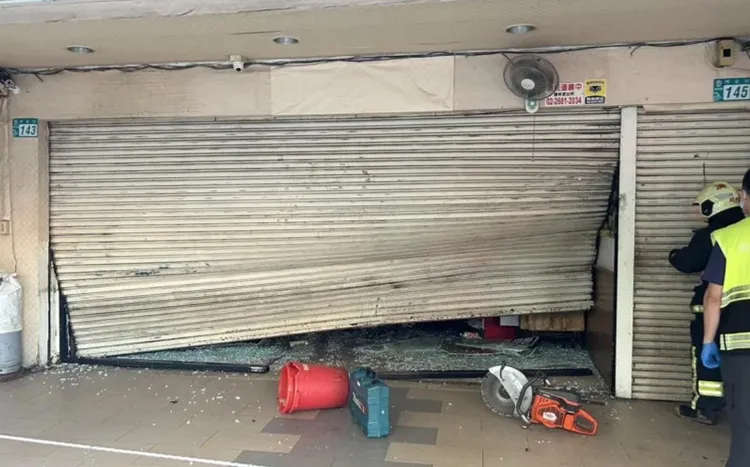 知名當歸鴨連鎖店的新莊總店及樹林分店遭潑漆後，又遭開車衝撞，鐵捲門損壞，蔣姓嫌犯落網。翻攝畫面