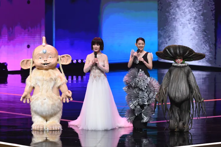 曾寶儀全程陪潘迎紫頒獎。三立提供