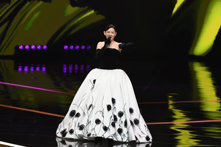 曾寶儀睽違3年主持金鐘頒獎典禮。三立提供