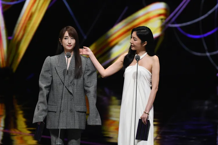 楊謹華（右）撩柯佳嬿頭髮。三立電視提供