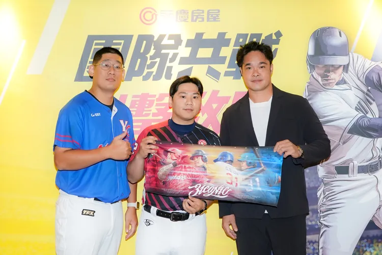 從棒球轉換跑道到永慶房屋的陳逸軒(左)表示，林智勝堅持求勝的態度，就是他的榜樣。永慶房產集團提供