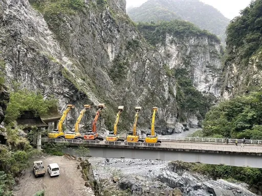 挖壩怪手6輛列隊「高舉挖斗」　原因曝光感動眾人