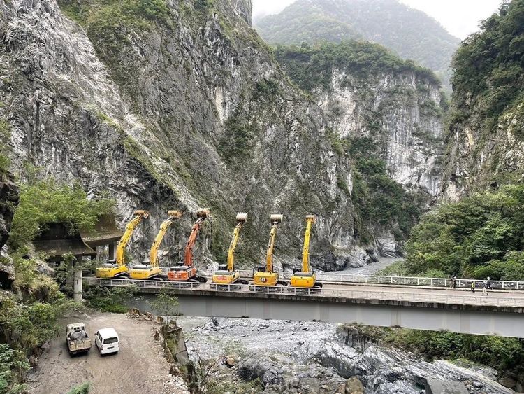 挖壩怪手6輛列隊「高舉挖斗」　原因曝光感動眾人