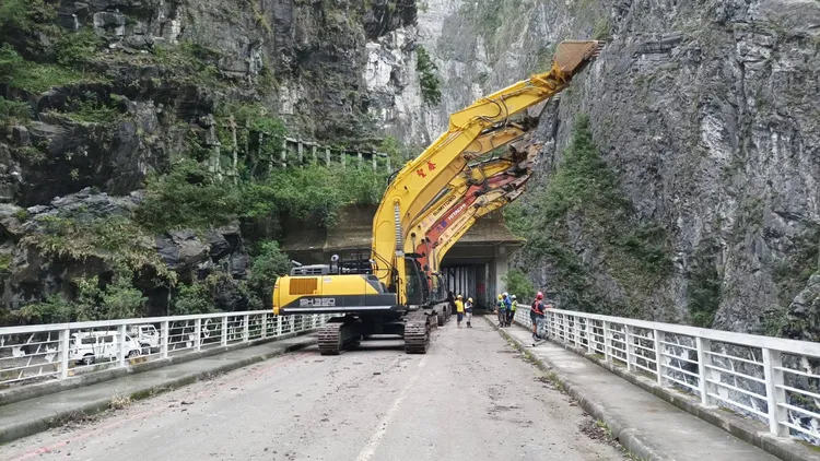 燕子口堰塞湖潰決，挖壩怪手列隊向太魯閣致意。林保署提供