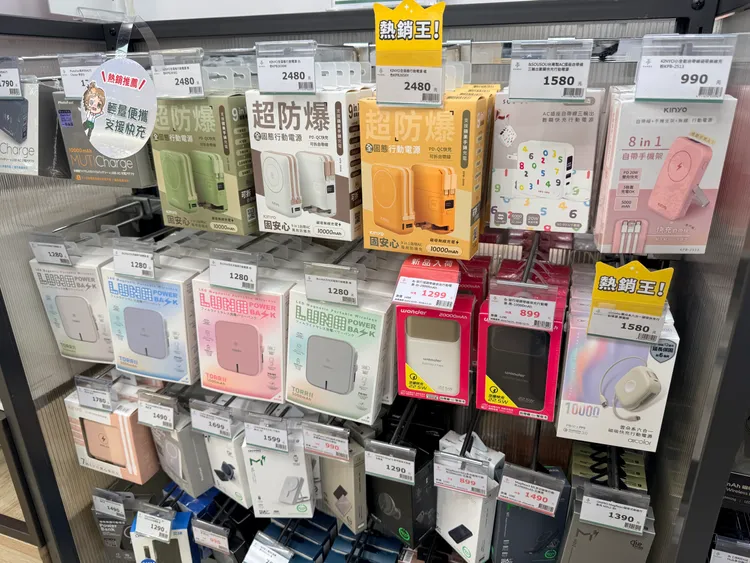 市售行動電源很多強調外型或充電功率，消費者應該要注意線材與鋰電池電芯品質。攝影中心