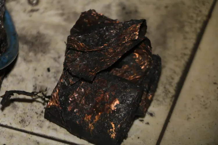 行動電源鋰電池發生冒煙起火後燒損嚴重。北市消防局提供