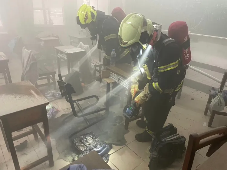 消防單位提醒，行動電源若出現膨脹、發燙或冒煙應立即停用並回收，切勿邊充電邊睡覺，以免一旦爆燃釀災，連逃生時間都沒有。民眾提供