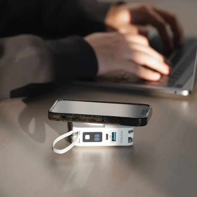 除了標檢局點名的行動電源，還有小米、墨子兩款廠商自行召回。圖為墨子萬能充Pro多功能五合一行動電源。墨子科技官網