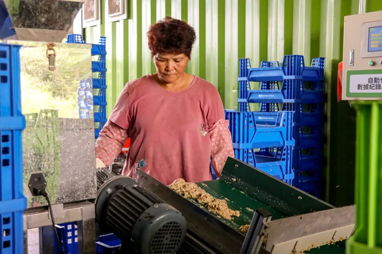 嘉義縣軍營、監獄、校園之廚餘，破碎脫水後將送至黑水虻廚餘全循環中心處理。嘉義縣政府提供