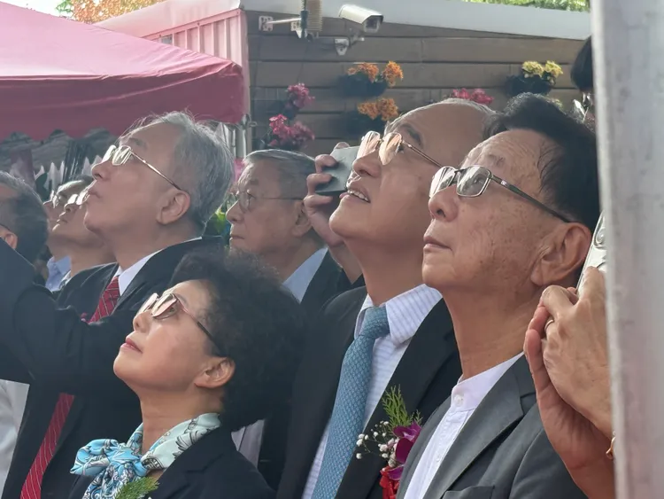 聯電榮譽副董事長宣明智（右一）與義隆電董事長葉儀晧（右二）。呂承哲攝