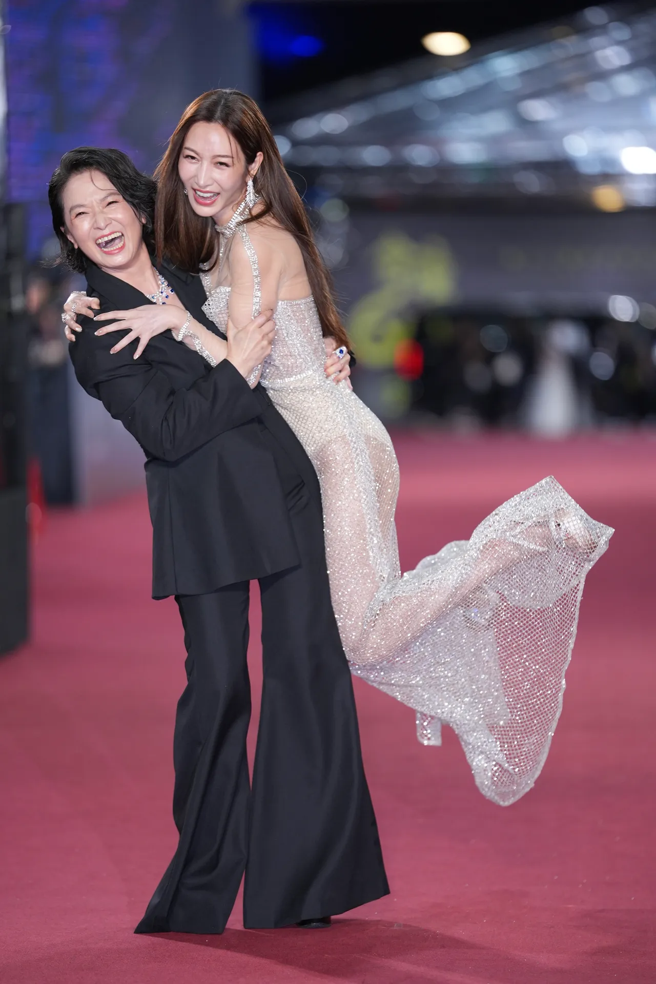 謝瓊煖(左)、曾莞婷感情好。攝影中心攝