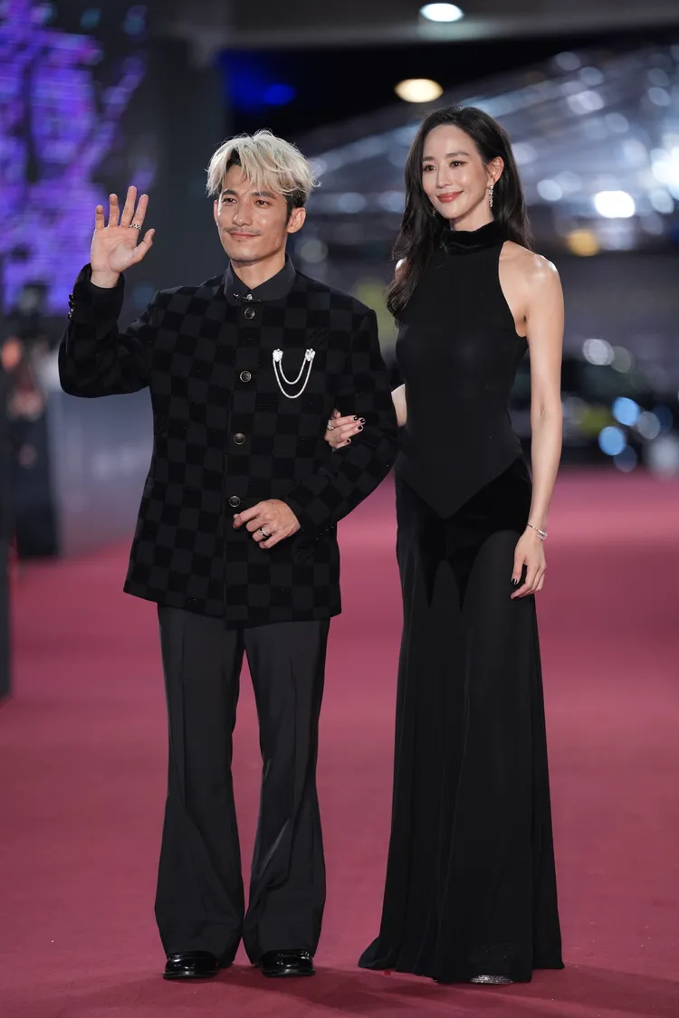 張鈞甯（右）把護身符黏在脖子上，與越南影帝連炳發一同現身。攝影中心攝