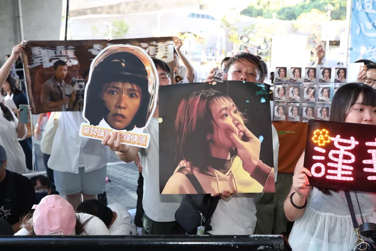 粉絲在紅毯幫入圍演員集氣。攝影中心攝