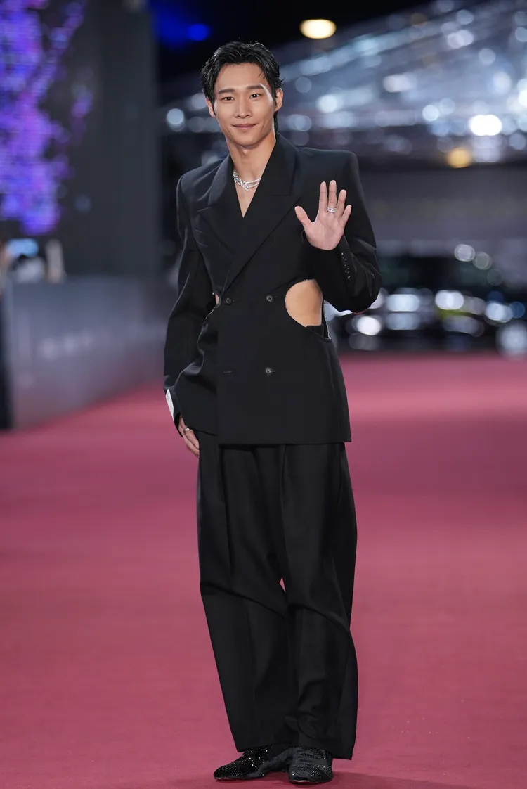 黄冠智露側腰。攝影中心攝