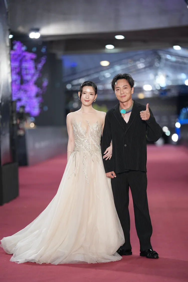 睦媄（左）性感優雅兼具，與劉承恩一起走紅毯。攝影中心攝