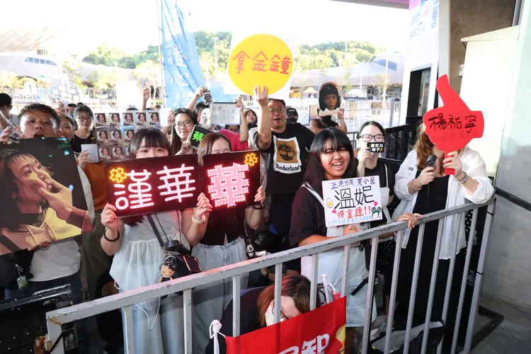 粉絲準備多樣應援道具。攝影中心攝