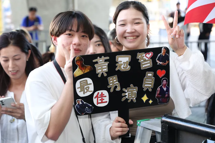 熱情粉絲為偶像加油。攝影中心攝