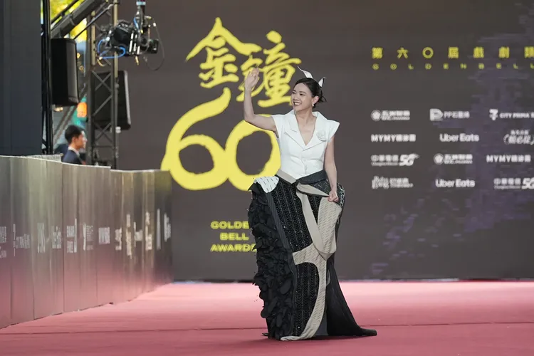 典禮主持人曾寶儀現身紅毯。攝影中心攝