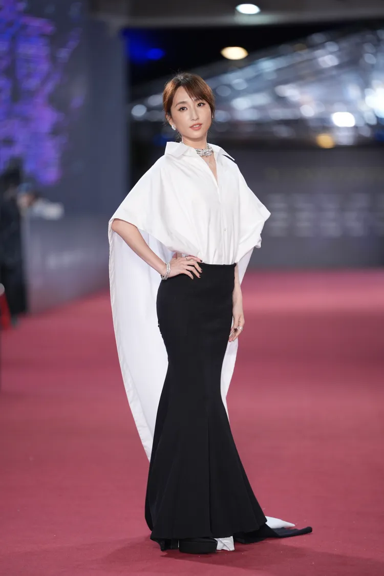 柯佳嬿三爭影后，穿斗篷式服裝。攝影中心攝