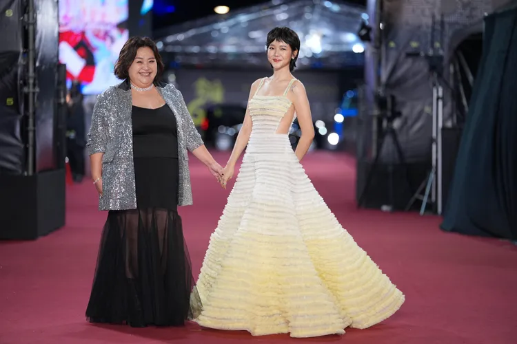 《影后》「胖姐」鍾欣凌（左）、「史艾瑪」林廷憶攜手走紅毯。攝影中心攝