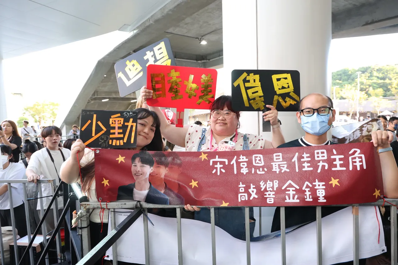 粉丝使出浑身解数应援。摄影中心摄