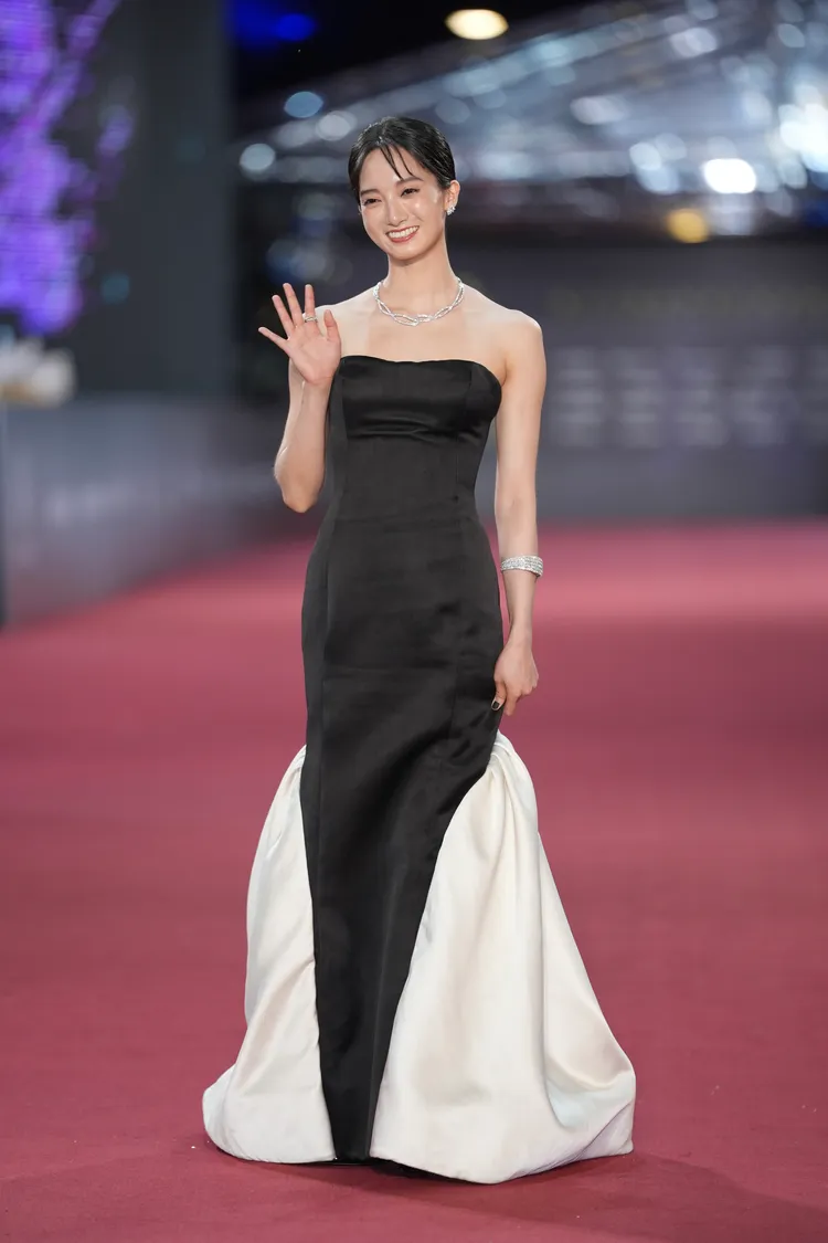韓寧選穿CELINE黑白色造型拖尾訂製禮服。攝影中心攝