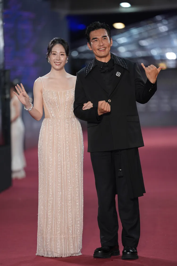 蔡亘晏（左）、楊一展連袂走紅毯。攝影中心攝